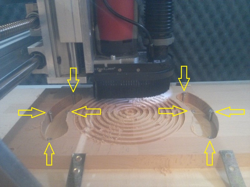 Le viti che tengono fermo il pezzo per il taglio finale