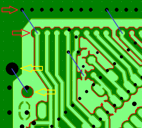 Le frecce di uguale colore indicano i le piazzole e i relativi fori che dovrebbero coincidere. I tratti blu mostrano però che lo scostamento è costante, e quindi è possibile confermare la validità dell'importazione